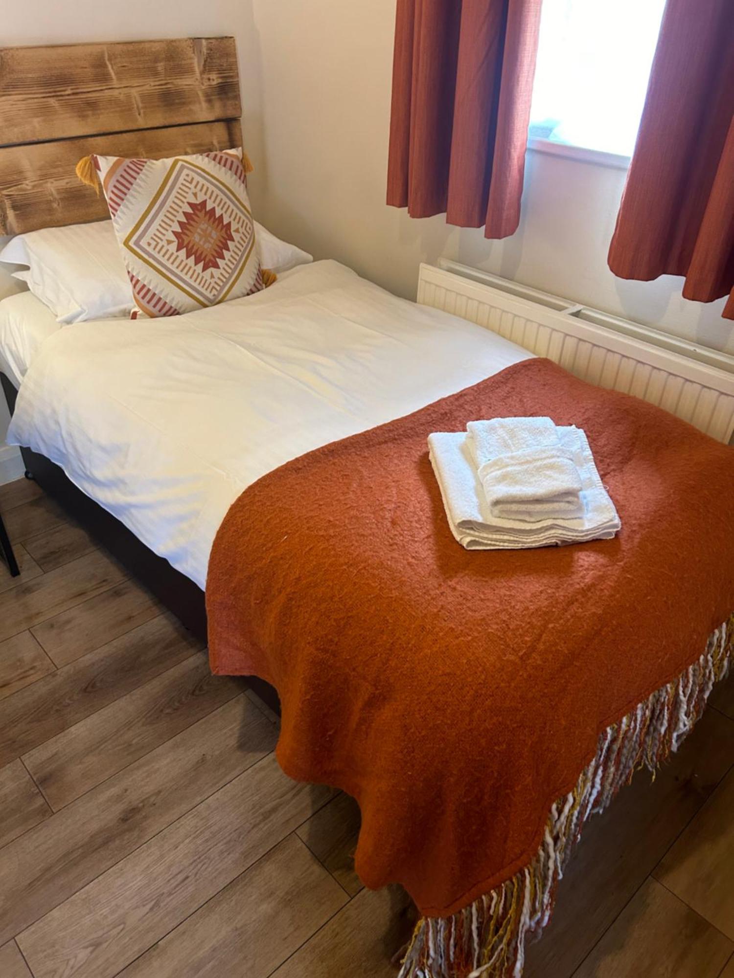 ホテル The Wheatsheaf Bramley エクステリア 写真
