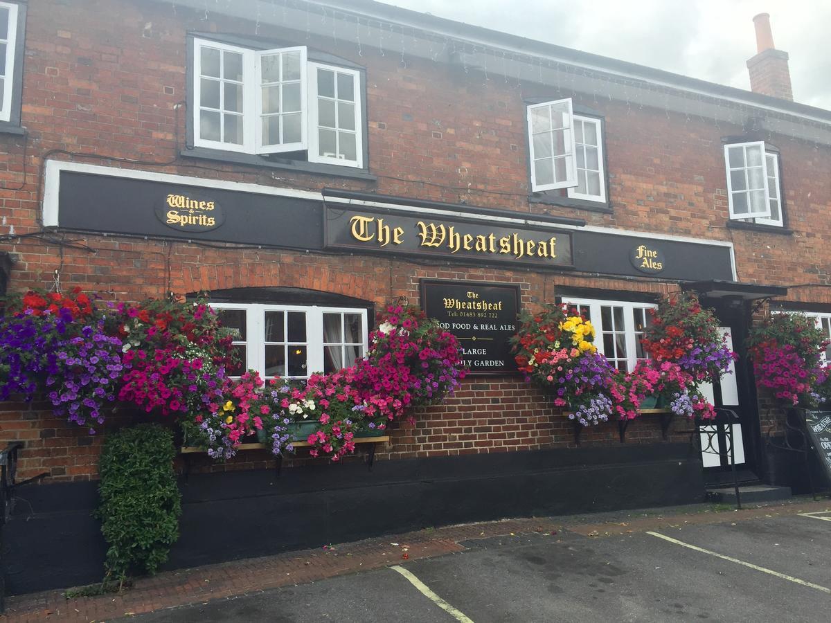 ホテル The Wheatsheaf Bramley  エクステリア 写真