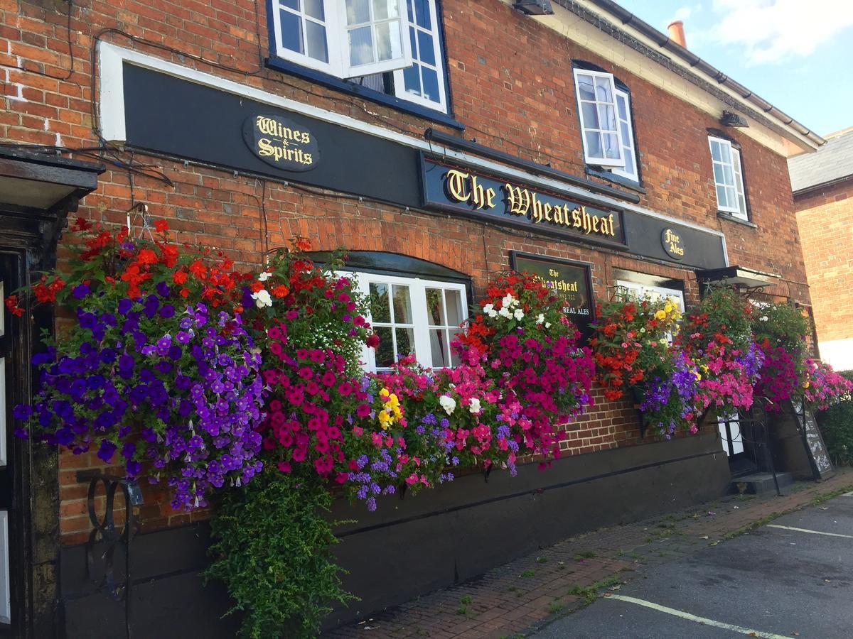 ホテル The Wheatsheaf Bramley  エクステリア 写真